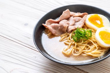 domuz eti ve yumurta ile TONKOTSU ramen erişte