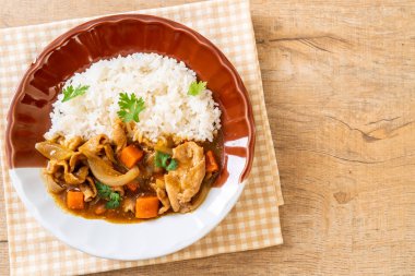 Japon köri pirinç dilimlenmiş domuz eti, havuç ve soğan ile