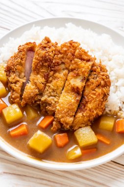 Çıtır çıtır kızarmış domuz pirzola köri ve pilav ile 