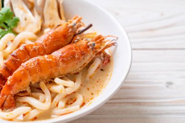 Baharatlı karides udon ramen noodle (Tom Yum Goong)