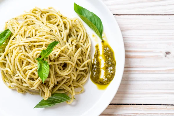 Spagetti pesto sos, zeytin yağı ve fesleğen yaprakları ile.