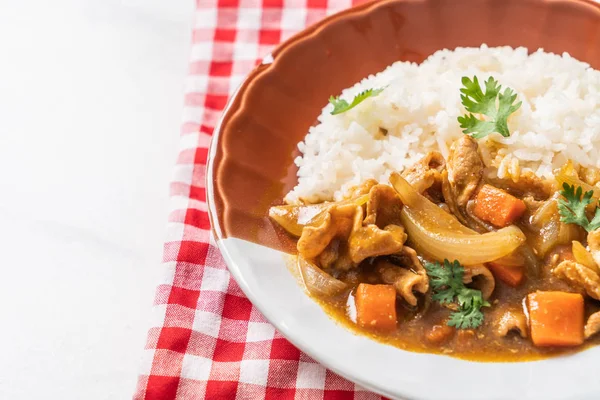 Japon köri pirinç dilimlenmiş domuz eti, havuç ve soğan ile