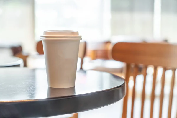 Taza de papel de café caliente en la cafetería — Foto de Stock