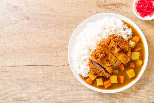 Knusprig gebratenes Schweineschnitzel mit Curry und Reis — Stockfoto
