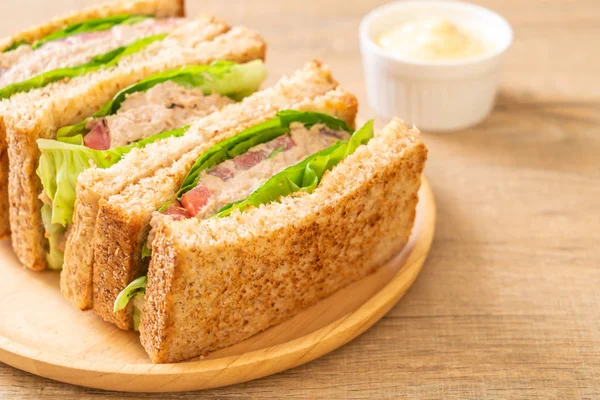 Ev yapımı ton balıklı sandviç 