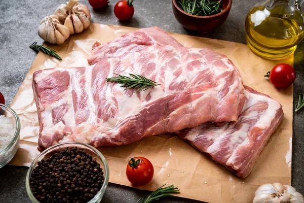 Taze çiğ domuz kaburgası. 