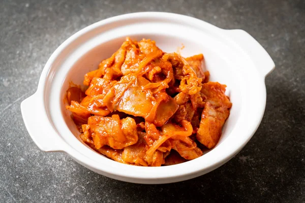 kimchi ile tavada kızartılmış domuz eti