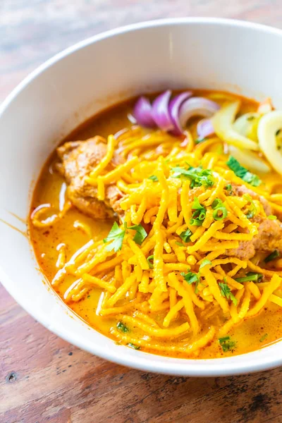 Tayland Kuzey tarzı Curried tavuk şehriye çorbası 
