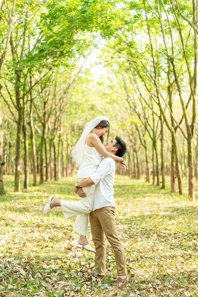 Gelukkige Aziatische paar verliefd op boom boog — Stockfoto