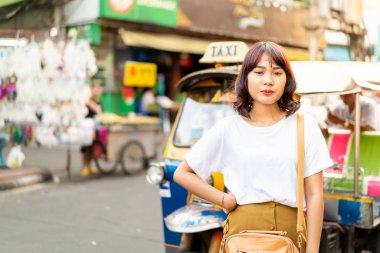 Mutlu ve güzel Asyalı kadın Khao Sarn Road, Tha seyahat