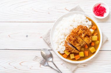 Çıtır çıtır kızarmış domuz pirzola köri ve pilav ile 