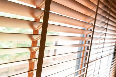 Oturma odasında penceresinde ahşap kepenkleri