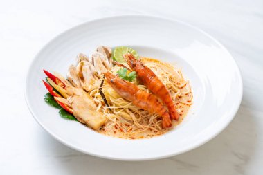 Baharatlı karides spagetti makarna (Tom Yum Goong)