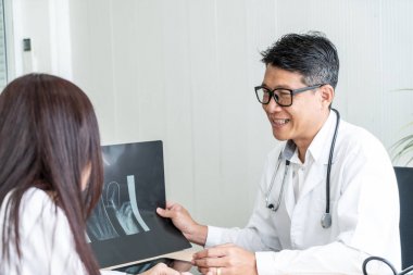 Asyalı doktor ve hasta görüşüyorlar