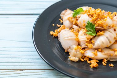 Kızarmış kalamar ve ahtapot sarımsak ile