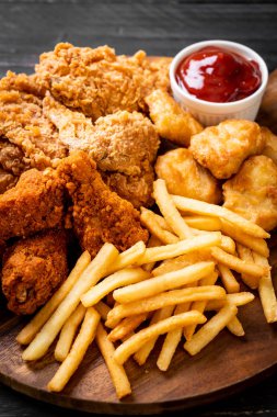patates kızartması ve nuggets yemek kızarmış tavuk