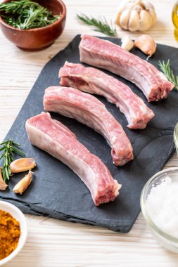 Taze Çiğ domuz kaburga malzemelerle
