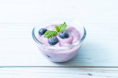 yogur con arándanos frescos