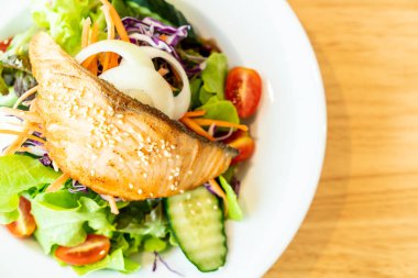 Kızarmış somon salata