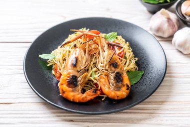 ızgara karides ve domates ile tavada kızartılmış spagetti