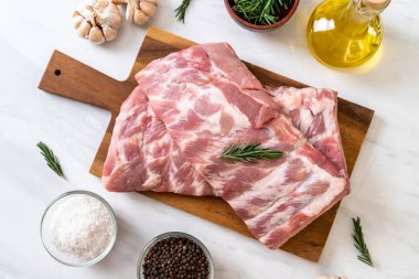 Taze çiğ domuz kaburgası. 