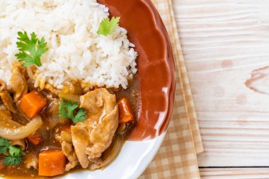 Japon köri pirinç dilimlenmiş domuz eti, havuç ve soğan ile