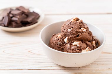 Çikolatalı dondurma marshmallow ile