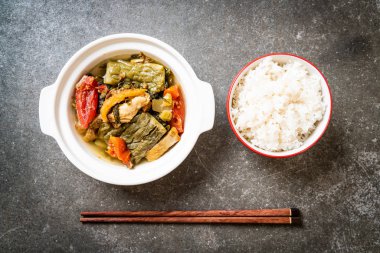 Acı kabak ve domuz eti ile korunmuş hardal yeşil çorba 