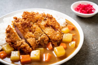 Çıtır çıtır kızarmış domuz pirzola köri ve pilav ile 