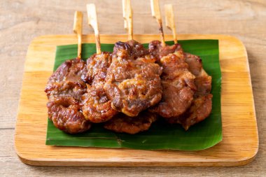 saptırılmış süt domuz beyaz yapışkan pirinç ile ızgara