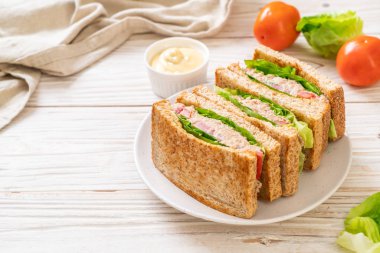 Ev yapımı ton balıklı sandviç 