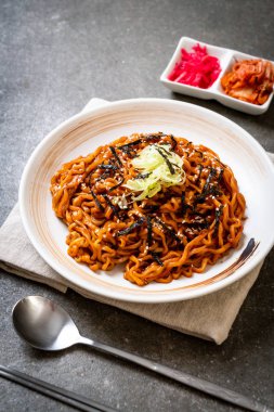Kore sıcak ve baharatlı anlık noodle kimchi ile