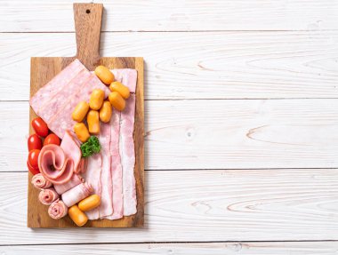 pastırma, sosis, jambon füme ve Barbekü domuz pastırması