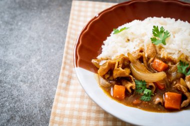 Japon köri pirinç dilimlenmiş domuz eti, havuç ve soğan ile