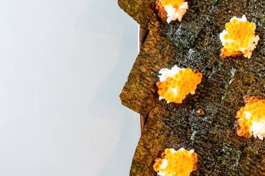 Yosun üzerinde Japon pirinç ve somon yumurtası