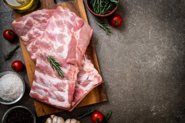 Taze çiğ domuz kaburgası. 