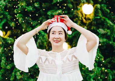 hediye ile gülümseyen güzel genç Asyalı kadın portresi