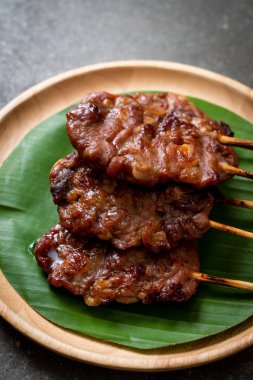 saptırılmış süt domuz beyaz yapışkan pirinç ile ızgara