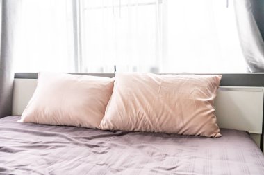 Yatakta rahat yastık 