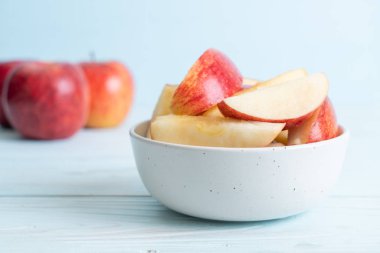 dilimlenmiş taze kırmızı elma kase