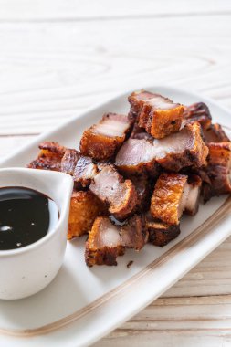 Fried çizgili domuz eti veya gevrek domuz eti veya derin kızarmış domuz eti