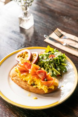Kızarmış kek yumurta ile somon füme