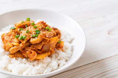 kimchi tepesinde pirinç ile tavada kızartılmış domuz eti 