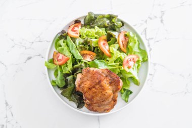 ızgara tavuk biftek sebze salatası ile