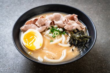 Udon ramen noodle ile domuz çorbası 