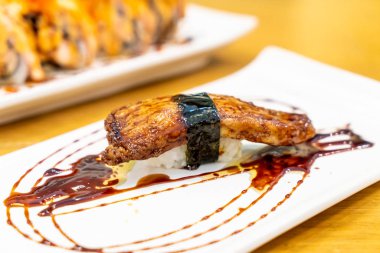 Sos ile foie gras suşi