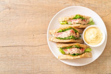 Ev yapımı ton balıklı sandviç 