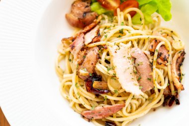 pastırma sarımsak ve biber ile spagetti