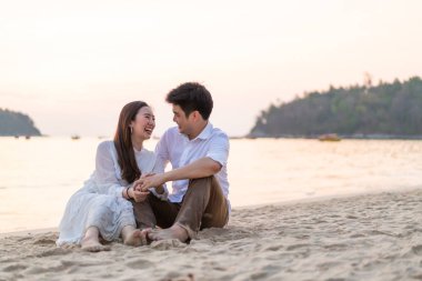 Mutlu çift balayı gidiş tropikal kum plajı üzerinde su içinde seyahat.