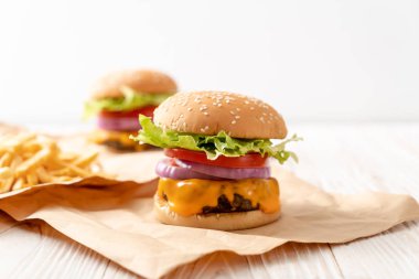 taze lezzetli biftek burger peynir ve patates kızartması